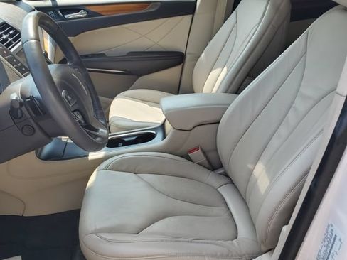 Used 2017 Lincoln MKC Select w/ Select Plus Package AWD/4WD image 18
