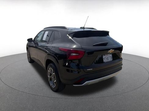 Used 2025 Chevrolet Trax LT w/ LT Convenience Package image 11