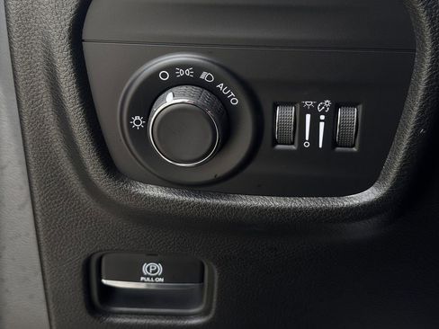 Used 2023 Jeep Grand Cherokee Altitude AWD/4WD image 22