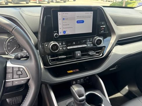 Used 2025 Toyota Highlander XLE FWD image 22