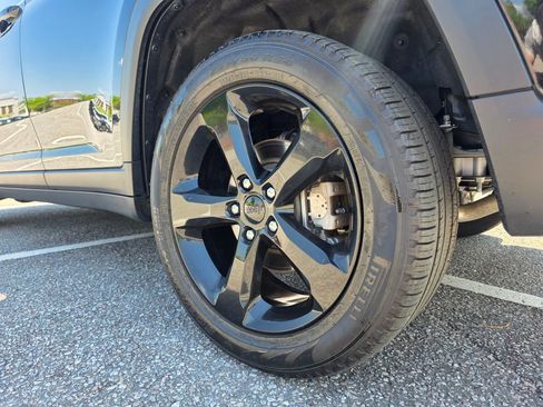 Used 2024 Jeep Grand Cherokee Limited w/ Black Appearance Package image 30