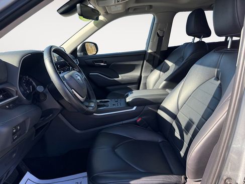 Used 2024 Toyota Highlander XLE image 9