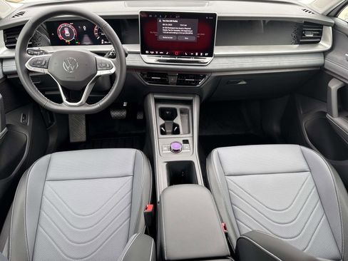 Used 2025 Volkswagen Tiguan SE image 11