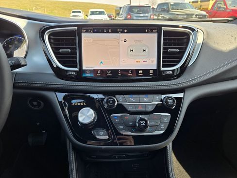 New 2026 Chrysler Pacifica Limited AWD/4WD image 19