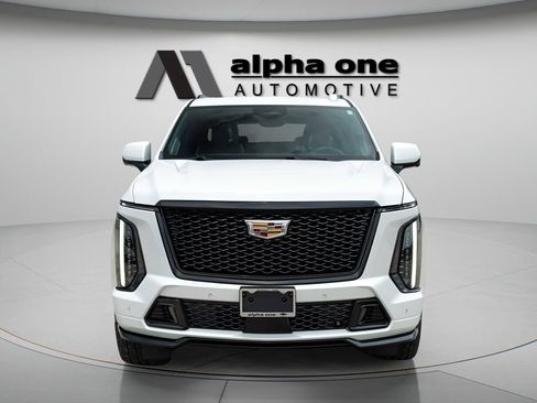 Used 2025 Cadillac Escalade ESV V AWD/4WD image 3