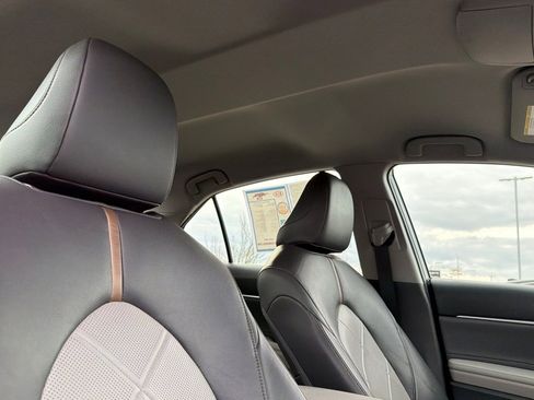 Used 2018 Toyota Camry XLE image 16