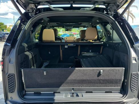 New 2025 Land Rover Discovery Dynamic SE AWD/4WD image 11