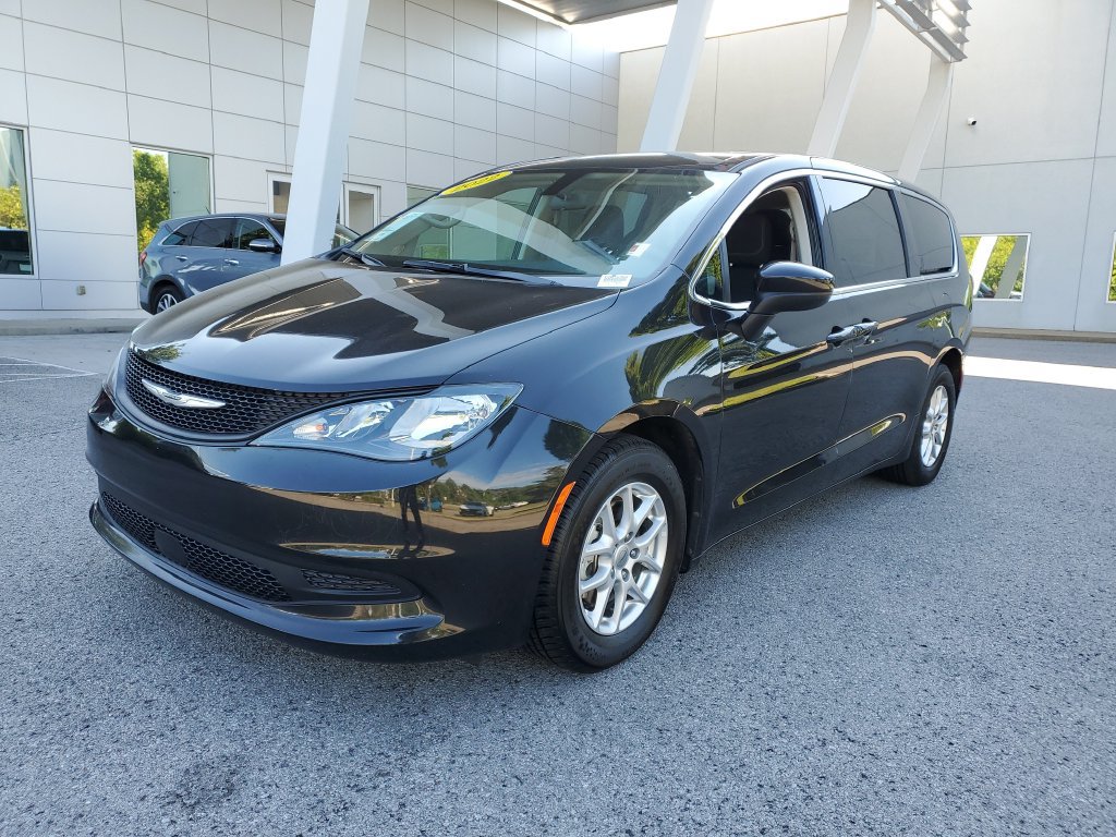 Used 2022 Chrysler Voyager LX FWD image 2
