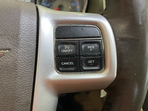 Used 2016 Chrysler Town & Country Limited Platinum FWD image 12
