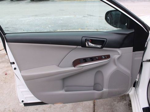 Used 2012 Toyota Camry XLE image 18