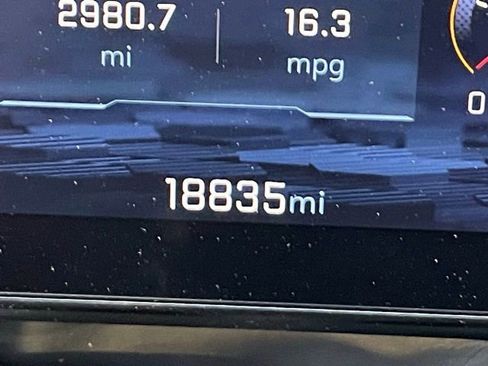 Used 2025 Chevrolet Suburban Z71 image 21