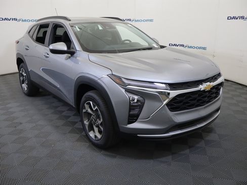 New 2026 Chevrolet Trax LT w/ Driver Confidence Package FWD image 3