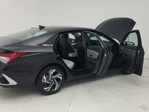 Used 2024 Hyundai Elantra Limited FWD image 12
