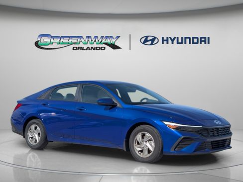 Certified 2025 Hyundai Elantra SE FWD image 3
