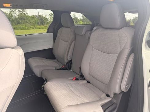 Used 2025 Toyota Sienna LE FWD image 7