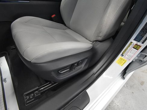 Used 2025 Toyota Camry XLE image 5