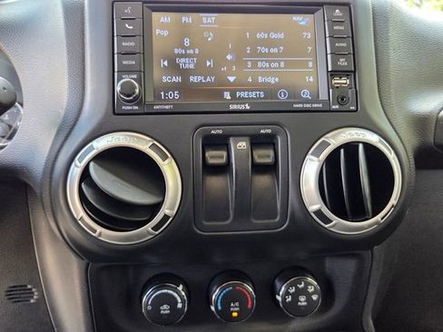 Used 2018 Jeep Wrangler Sahara w/ Connectivity Group AWD/4WD image 13