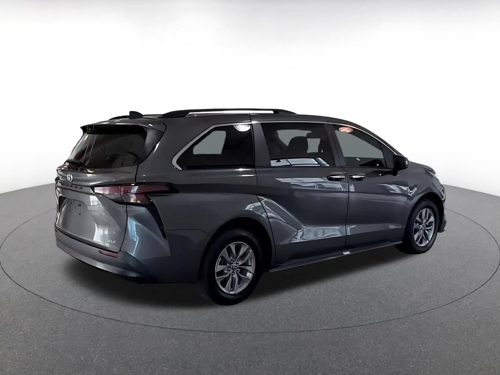 Used 2025 Toyota Sienna XLE FWD image 14