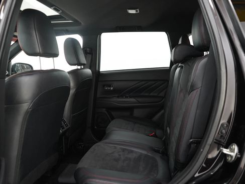 Used 2022 Mitsubishi Outlander 4WD Plug-In Hybrid image 15