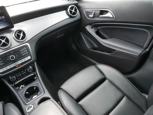 Used 2018 Mercedes-Benz GLA 250 4MATIC image 11