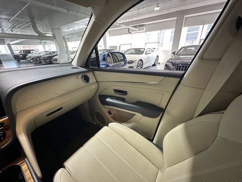 Used 2023 Bentley Bentayga AWD/4WD image 13