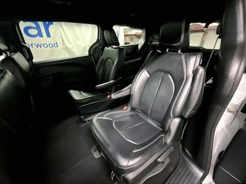Used 2024 Chrysler Pacifica Limited FWD image 15