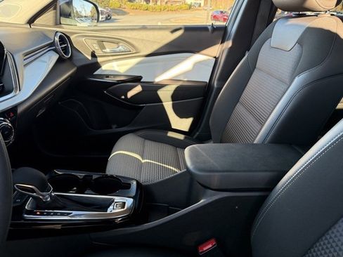 Used 2025 Chevrolet Trax LT image 24