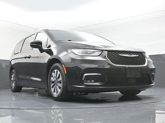 Used 2024 Chrysler Pacifica Select video 1
