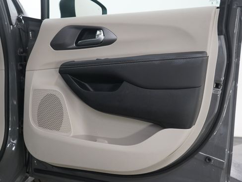 Used 2023 Chrysler Pacifica Touring-L w/ Road Tripper Package image 9