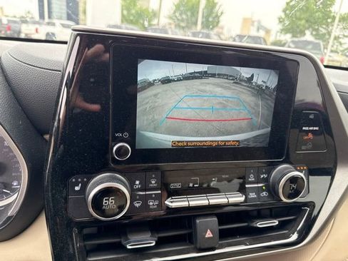 Certified 2024 Toyota Highlander XLE AWD/4WD image 17