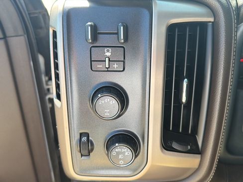 Used 2018 GMC Sierra 2500 Denali w/ Suspension Package, Off-Road AWD/4WD image 16