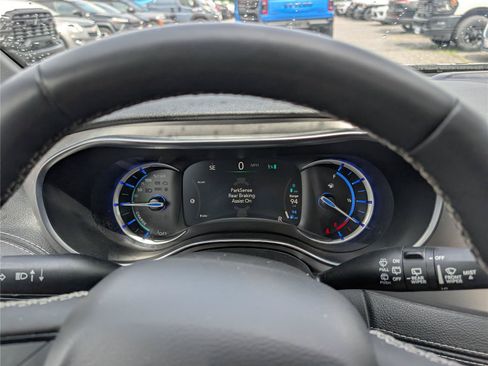 Used 2023 Chrysler Pacifica Limited w/ Uconnect Theater Family Group FWD image 36