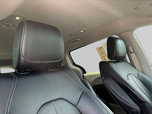 Used 2024 Chrysler Pacifica Touring-L FWD image 28