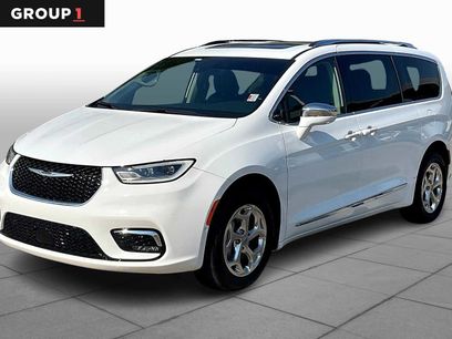 Used 2021 Chrysler Pacifica Limited w/ Uconnect Theater Family Group
