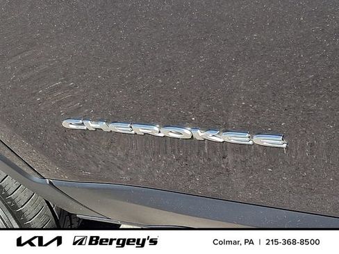 Used 2018 Jeep Cherokee Limited AWD/4WD image 32