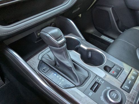 Used 2021 Toyota Highlander Limited image 26