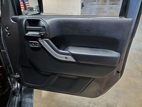 Used 2014 Jeep Wrangler Unlimited Sahara w/ Connectivity Group AWD/4WD image 17