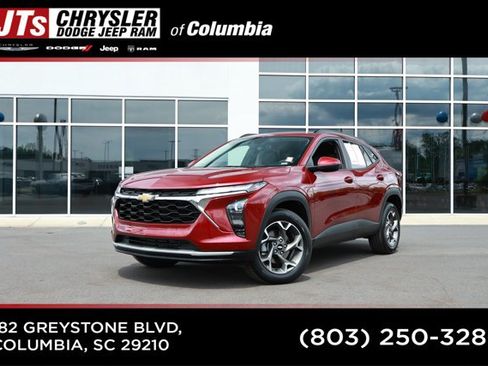 Used 2025 Chevrolet Trax LT FWD image 1