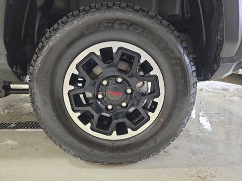 Used 2025 Toyota Tacoma TRD Off-Road w/ TRD Off Road Upgrade Package AWD/4WD image 33