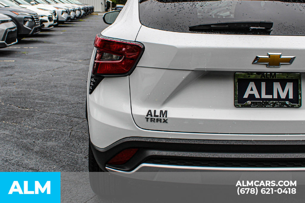 Used 2025 Chevrolet Trax LT FWD image 12