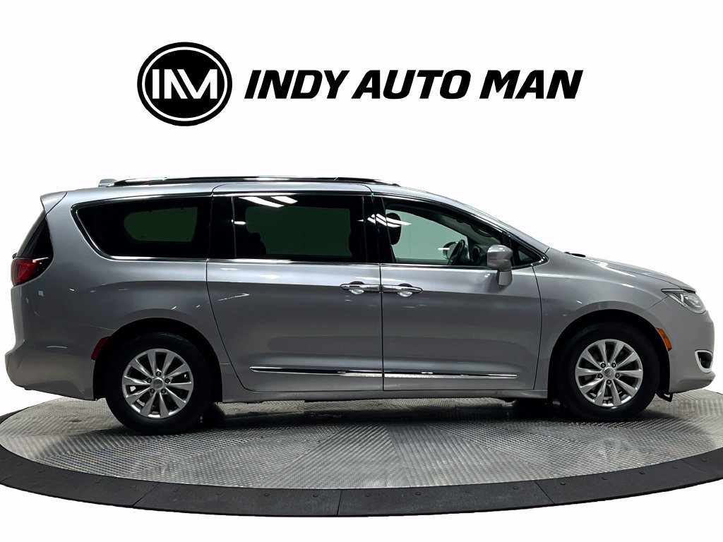 Used 2018 Chrysler Pacifica Touring-L FWD image 2