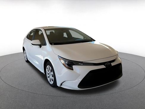 Used 2025 Toyota Corolla LE image 3