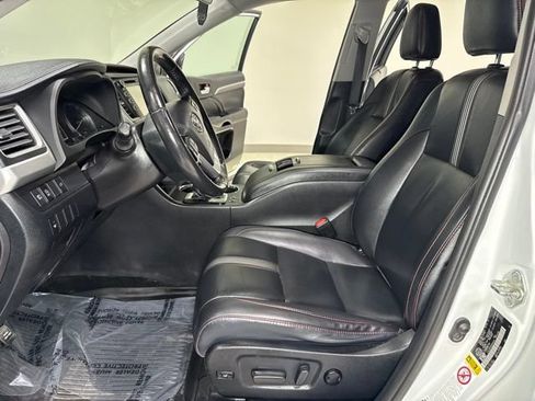 Used 2019 Toyota Highlander SE AWD/4WD image 16