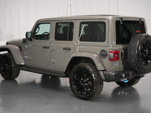 Used 2022 Jeep Wrangler Unlimited Sahara w/ Cold Weather Group AWD/4WD image 17