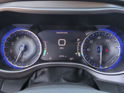 Used 2023 Chrysler Pacifica Touring-L image 32