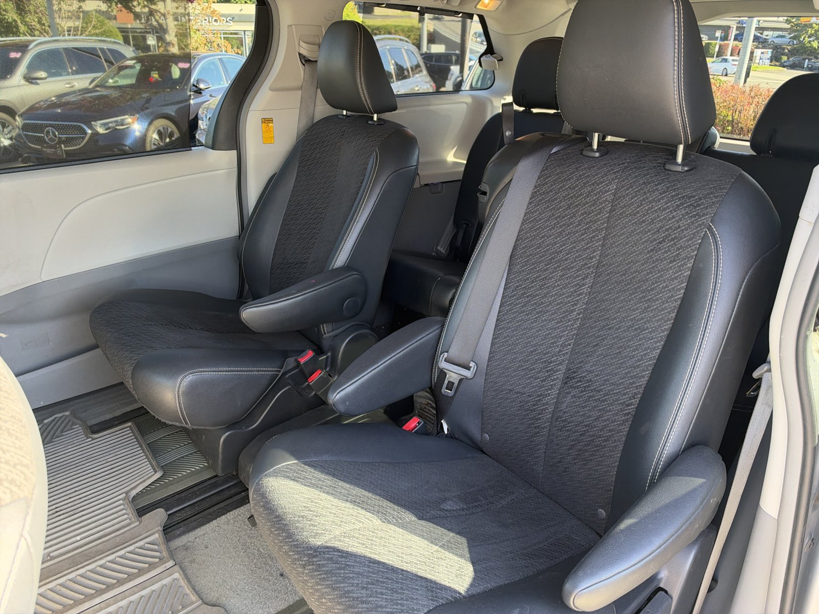 Used 2014 Toyota Sienna SE FWD image 11