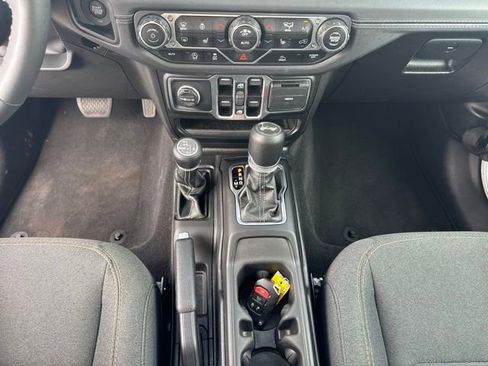 Used 2025 Jeep Wrangler Unlimited Sahara AWD/4WD image 12