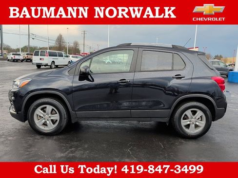 Used 2022 Chevrolet Trax LT w/ LT Convenience Package image 2