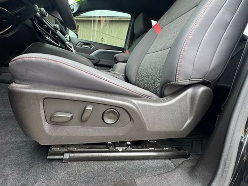 Used 2025 Chevrolet Colorado Z71 AWD/4WD image 19