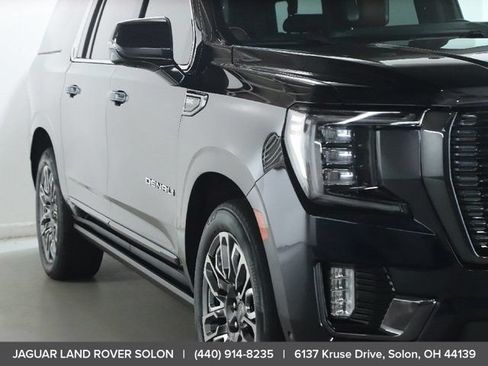 Used 2023 GMC Yukon XL Denali Ultimate AWD/4WD image 12